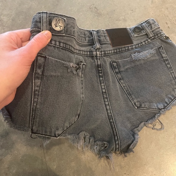 One Teaspoon Black side tie Jean shorts! 25/26 - Picture 9 of 9